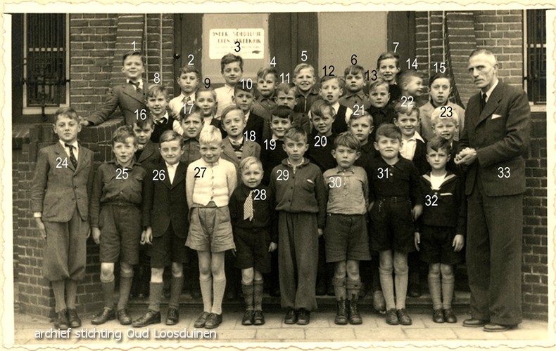 1946 25 jarig schooljubileum van W. van Velzen van de Sint Petrusschool 4e klas